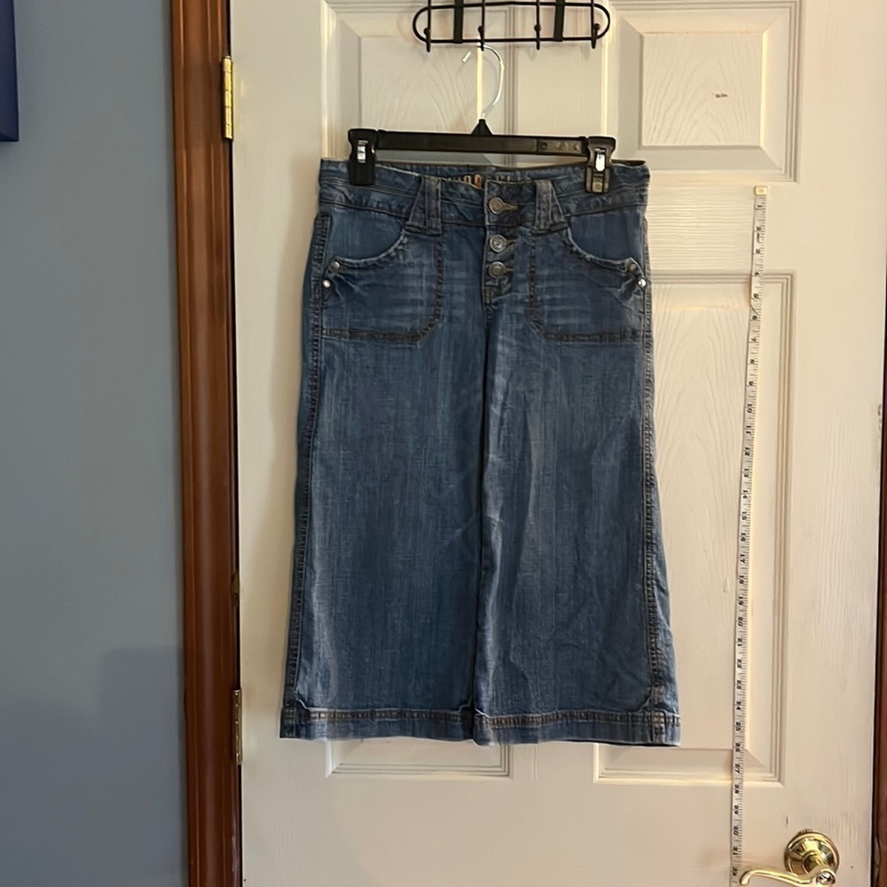 VTG-hydraulic-size7/8- medium wash denim Capri, button fly, 2 pockets in front.